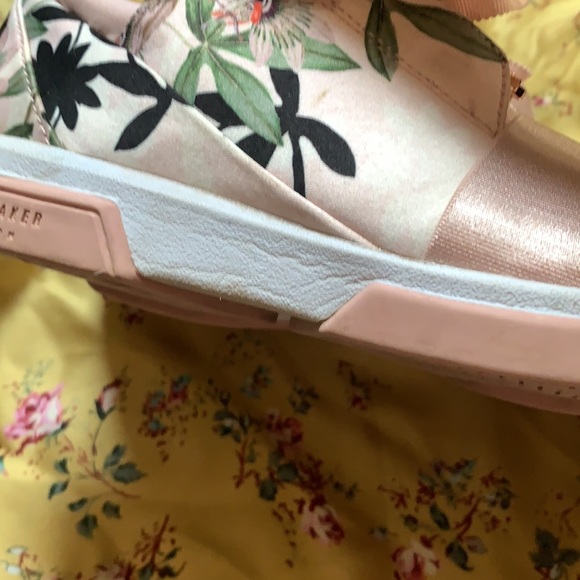 Pink Ted Baker sneakers w rose gold accents,  EUC Sz 5.5(?) - Picture 4 of 8